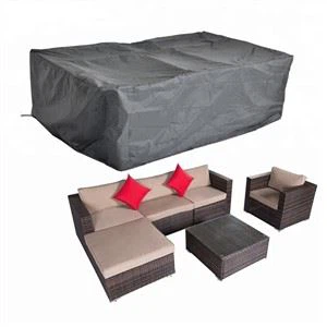 Rattanist mööbli kate väljas